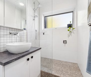 Light-Filled One-Bedroom Apartment in Prime Armadale Location - Photo 1