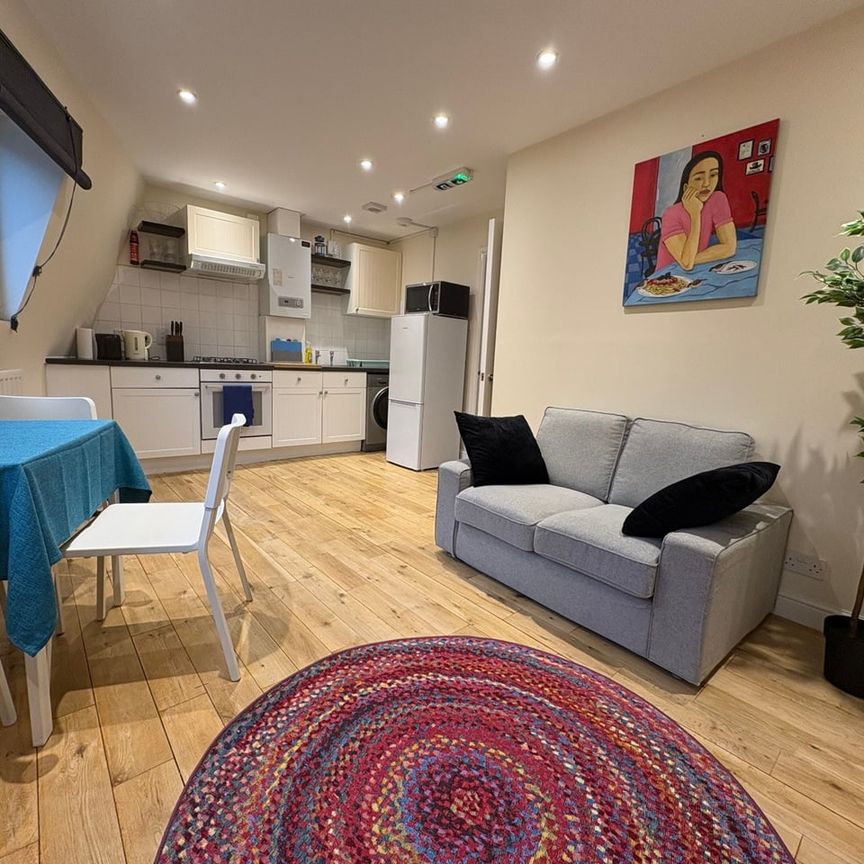 3 Bed Flat, Falcon Road, SW11 - Photo 1