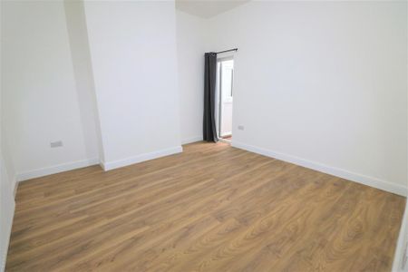 3 bedroom flat to rent - Photo 3