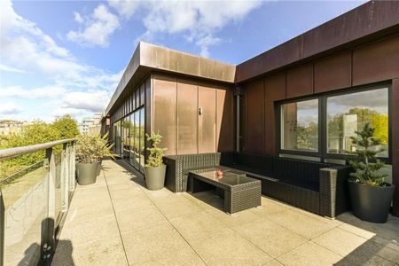 An impressive three-bedroom penthouse, featuring a concierge, on-site gym, and beautifully landscaped communal gardens, available to rent in Lichfield House, NW6. - Photo 3