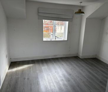 3 bedroom flat to rent - Photo 4