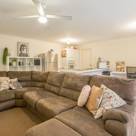 $570 per week / $2,280 Bond - Photo 3