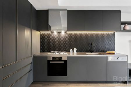 MODERN IMPECCABLY MAINTAINED RICHMOND HILL APARTMENT - Photo 2