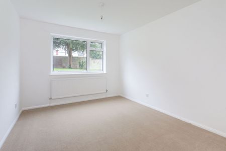 To Let 2 Bedroom Flat - Photo 4