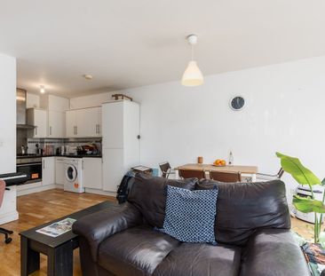 A spacious two bedroom apartment with a private balcony, ideally located just 0.3 miles from both Bethnal Green and Whitechapel stations for excellent transport links. - Photo 2