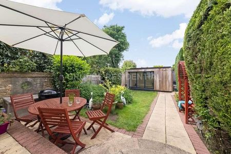 The Crescent, New Malden, KT3 - Photo 4