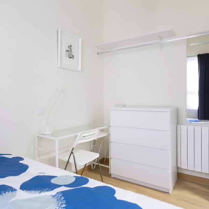 Double bed in Room in a shared 11-bedroom apartment for rent in Palacio - Photo 1