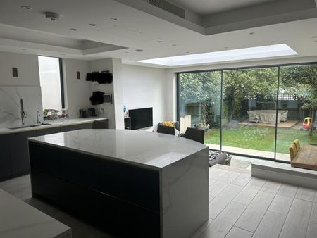 Newly refurbished Edwardian house. Large double,private en suite shower room, high ceilings, bills included - Photo 5