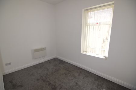 To Let 1 Bed Flat - Photo 2