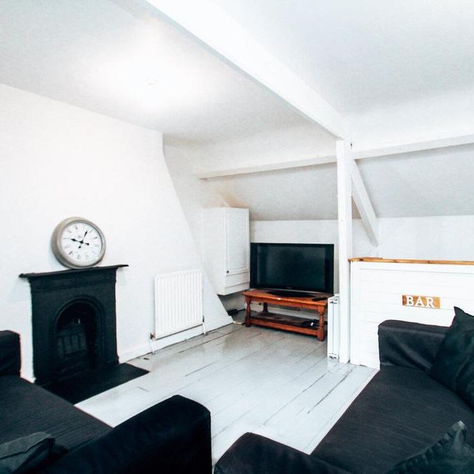 8 bedroom private hall to rent - Photo 1