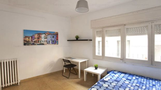 Room in a shared 12-bedroom apartment for rent in el Putget i Farró with all bills included, ideal for professionals or students. - Photo 1
