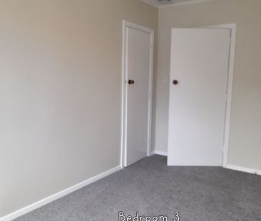 Newly decorated 4BR Home in popular Trentham - Photo 3