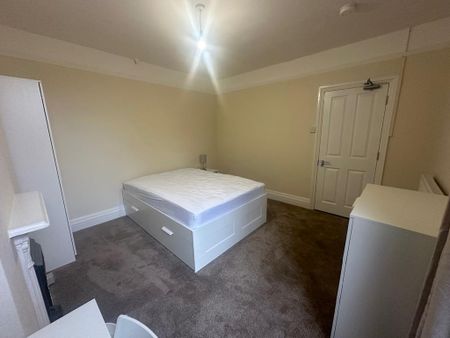 1 bedroom in a house share to rent - Photo 2