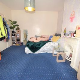 3 bedroom House in Harold View, Leeds - Photo 1