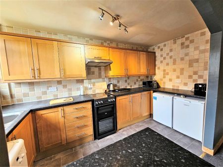 3 bedroom flat to rent - Photo 3