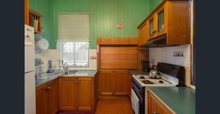 Spacious Home in Silkstone! - Photo 3