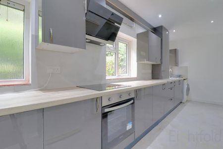 5 bedroom end of terrace house to rent - Photo 2