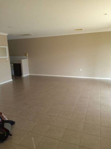 PRIVATE TOWNHOUSE FOR LEASE BY OWNER IN CENTRAL MANDURAH, WA 6210 $650/WEEK - Photo 3