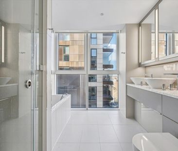 Light-filled 16th floor apartment in a vibrant, waterside Central London location for rent. - Photo 4