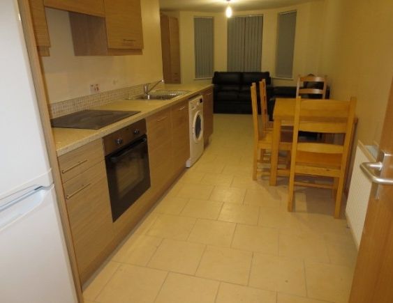 Spacious 3 Bedroom! Perfect for Students - Photo 1