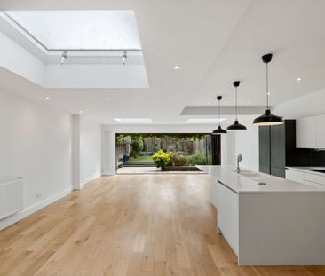 A five bedroom Semi- Detached house in Wandsworth. - Photo 2