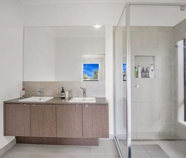 Lovely Family Home in Werribee - Photo 6