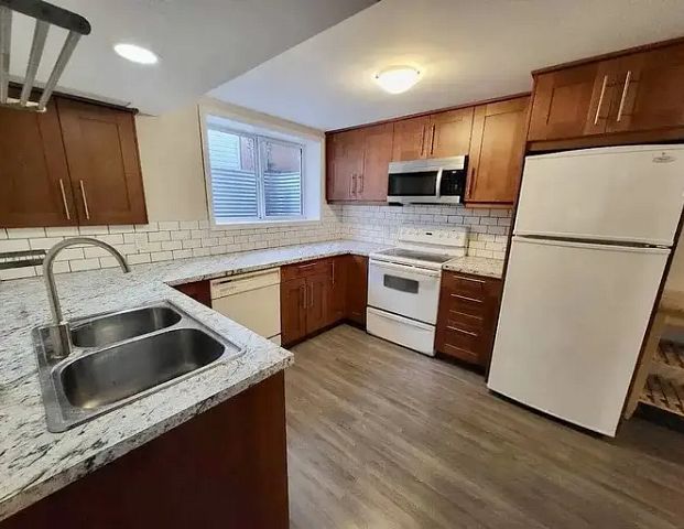 ge 3 Beds 1 Bath pet friendly basement suite | Calgary - Photo 1