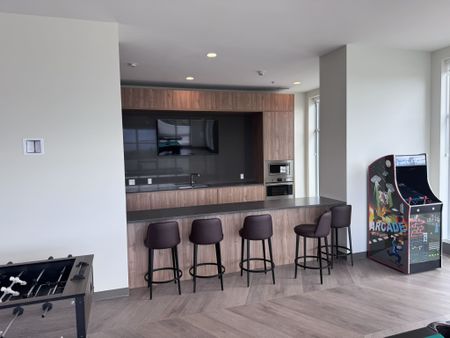 Luxury 3 Bed + Den Condo at Water Street by the Park - Photo 2