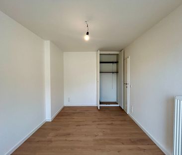 Instapklaar 2-slaapkamer appartement met terras in centrum Roeselare! - Photo 3