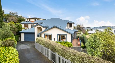 Warm, modern, executive home coming available (furnished) - Photo 3