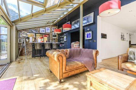 5 bedroom end of terrace house to rent - Photo 2