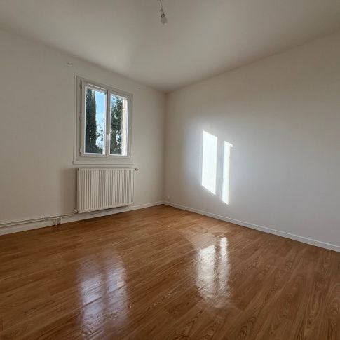 Location Maison 5 pièces 94 m² Saint-Gaultier - Photo 1