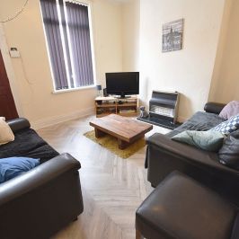 4 bedroom House in Harold Grove, Leeds - Photo 1