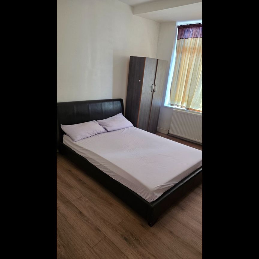 Room in a Shared House, Stirling Road, E17 - Photo 1