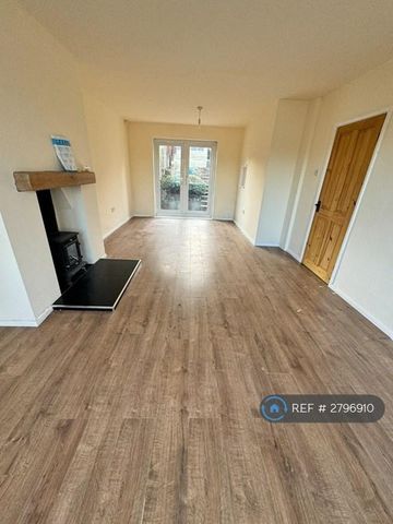 3 bedroom semi-detached house to rent - Photo 4