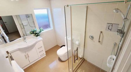 Spacious 1–2 Bedroom Unit with Private Entrance - Photo 3