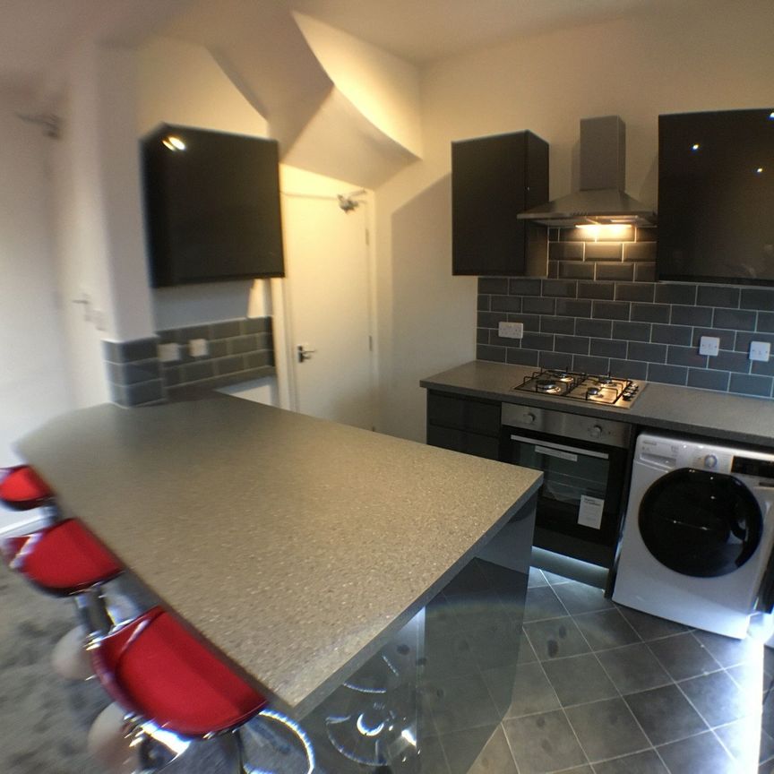 4 Bed - 12 Beechwood Street, Burley, Leeds - LS4 2LX - Student - Photo 1