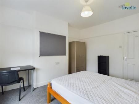 6 bedroom Town house To Let - Photo 1