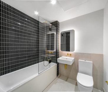 Deanston Building, Royal Wharf Walk E16 - Photo 2