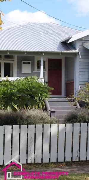 Full of Charm and so close to town! - Photo 1