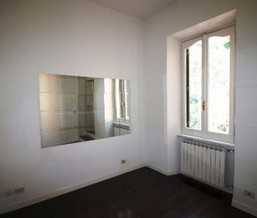 Attic-Parioli: Located in quiet palazzo d’epoca not far from Piazza del Popolo. Modern 4 Bedroom, 3 bath, spacious living-dining, bright and silent. Fireplace, air conditioning, parquet floors, large panoramic terrace. Ref 1972 - Photo 3
