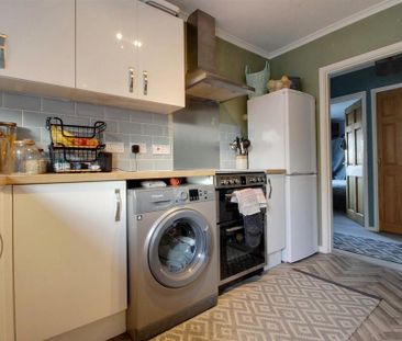 3 bedroom semi-detached bungalow to rent - Photo 6