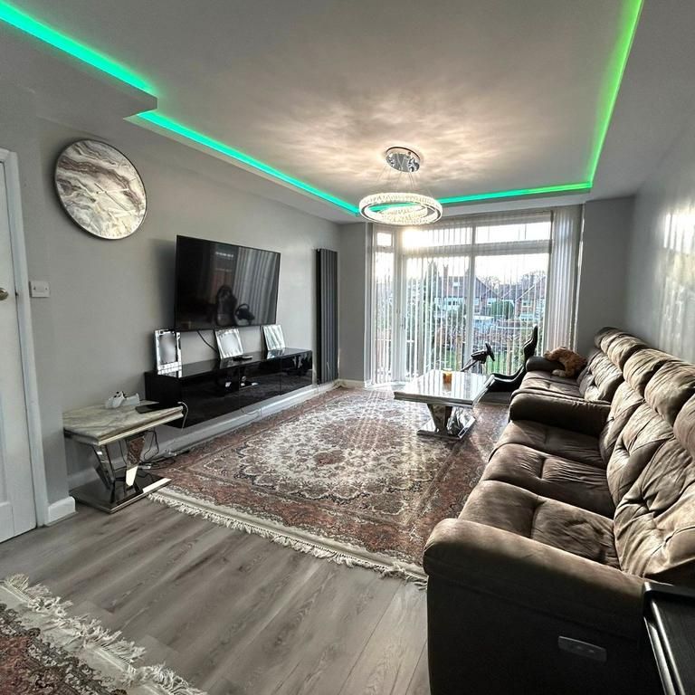 3 bedroom semi-detached house to rent - Photo 1