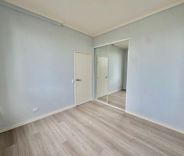 Light Filled Modern Two Bedroom Apartment With Air Conditioning & S... - Photo 4