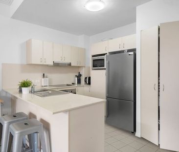 Low maintenance ground floor unit in great location - Photo 6