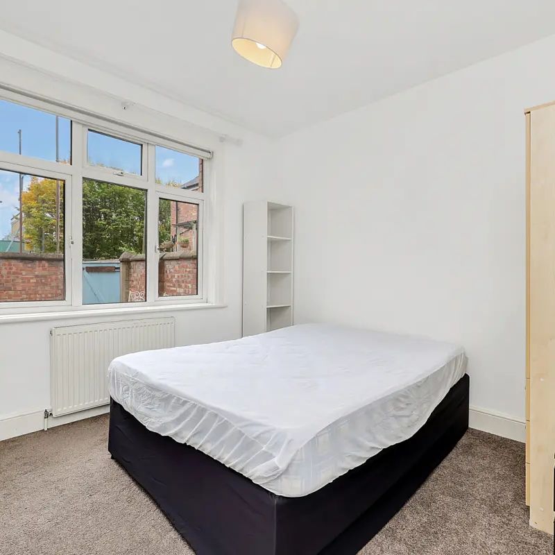 4 bedroom house in London - Photo 1