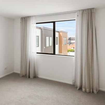 Modern townhouse in a prime location! - Photo 1