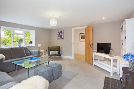 4 bedroom detached house to rent - Photo 2