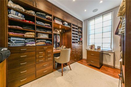 Spacious penthouse apartment in a smart portered building in the heart of St John's Wood - Photo 4