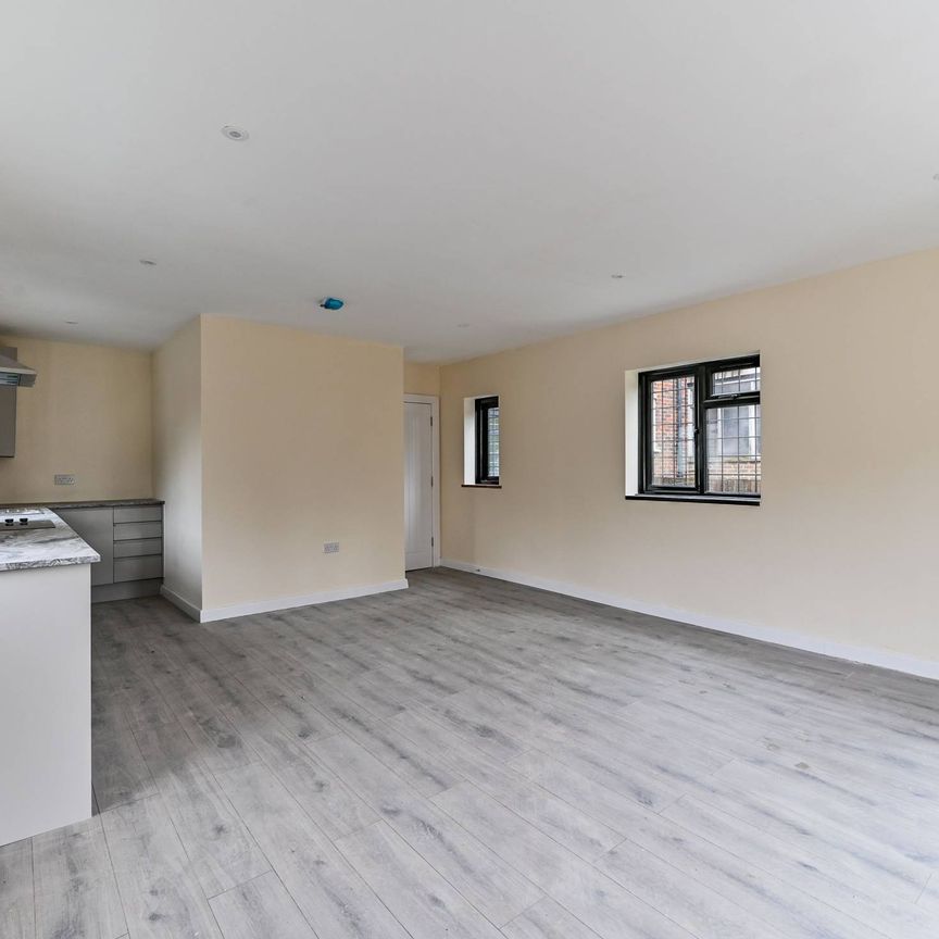 Station Approach Road, Sutton, KT20 - Photo 1